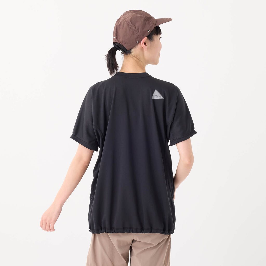 モデル 160cm　着用サイズ：WM　着用カラー：ブラック