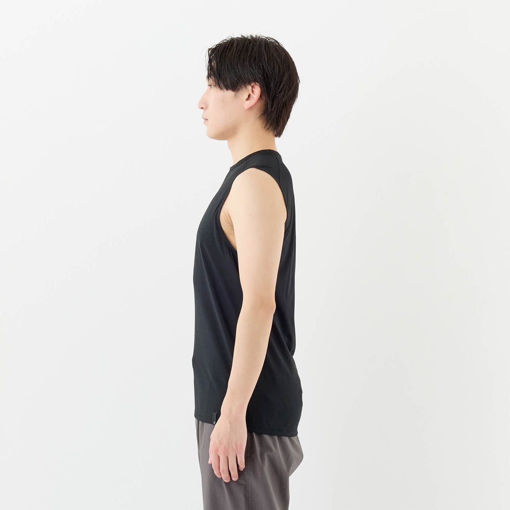 モデル 181cm　着用サイズ：L　着用カラー：ブラック