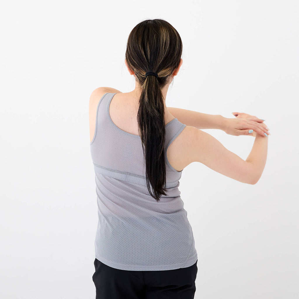 モデル 157cm　着用サイズ：M　着用カラー：しろがね